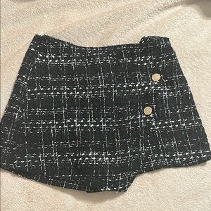 Chic Black and White Tweed Skorts